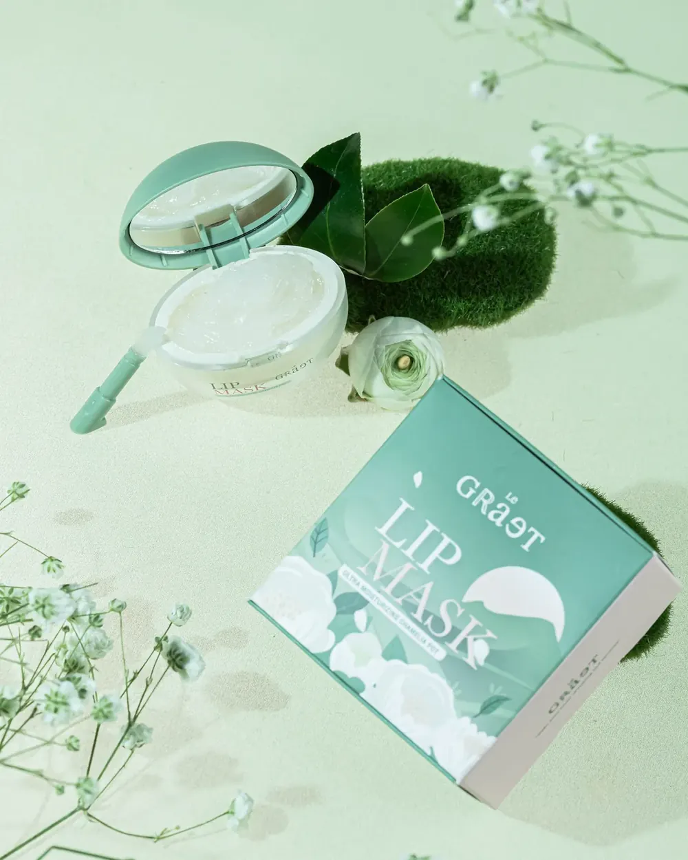 Le Graet Lip Mask Chamelia Pot ท่ามกลางมอสและดอกคามีเลีย