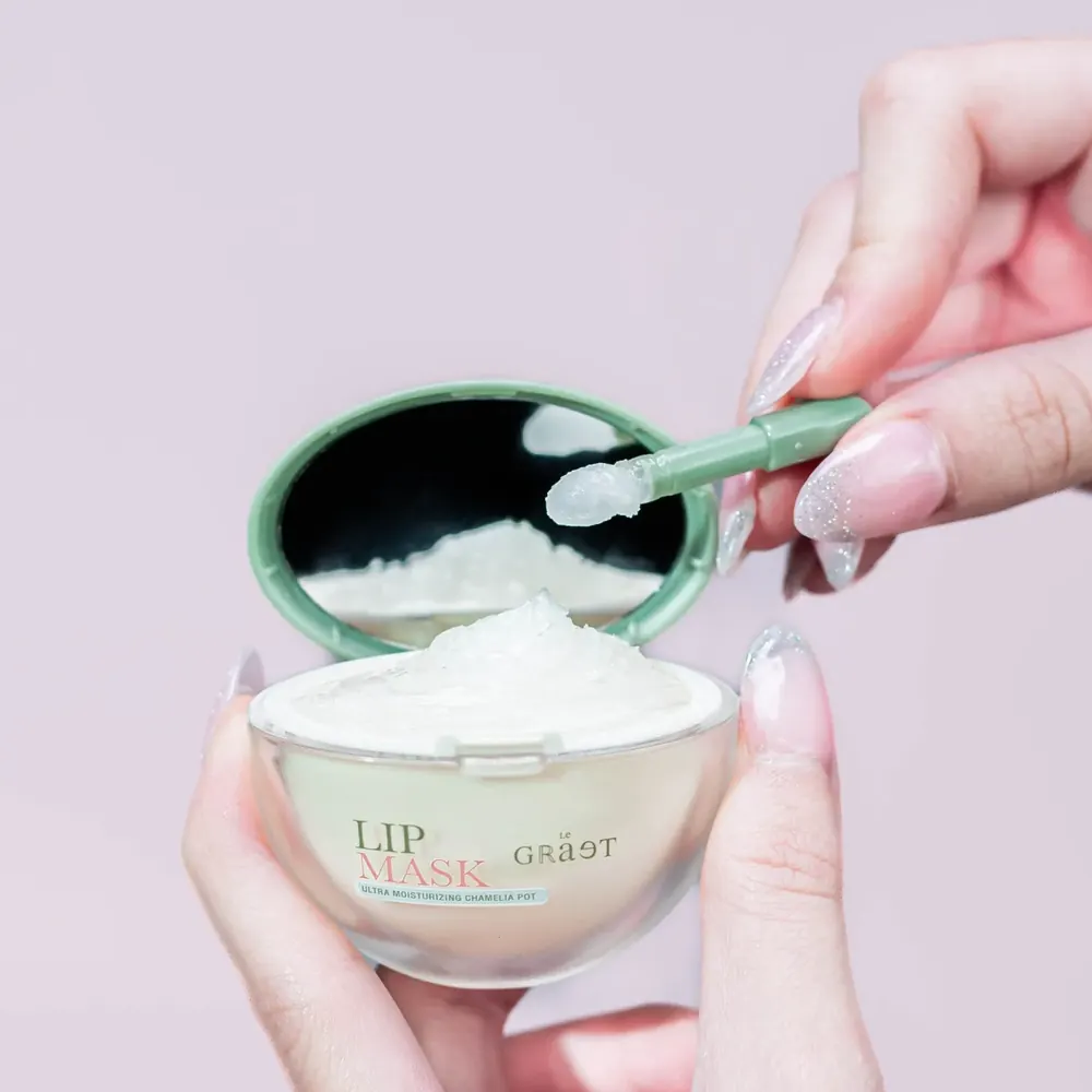 สองมือเปิดตลับ Le Graet Lip Mask พร้อมแท่งทา